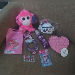 8: plush,keychain,pop,squishy,nails,bracelets,chapstick,spray